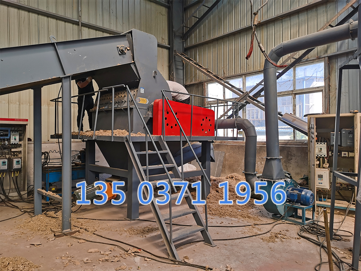 移動木材柴油粉碎機(jī)