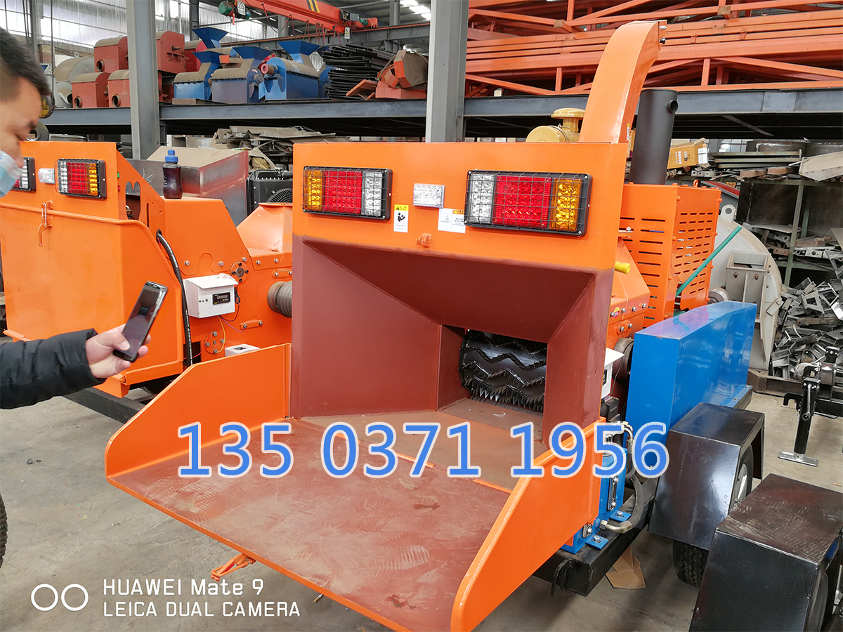 大型移動(dòng)式樹枝粉碎機(jī)